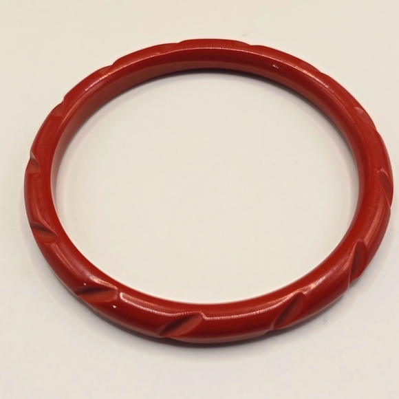 Vintage Carved Bakelite Bangle Bracelet - Picture 6 of 8
